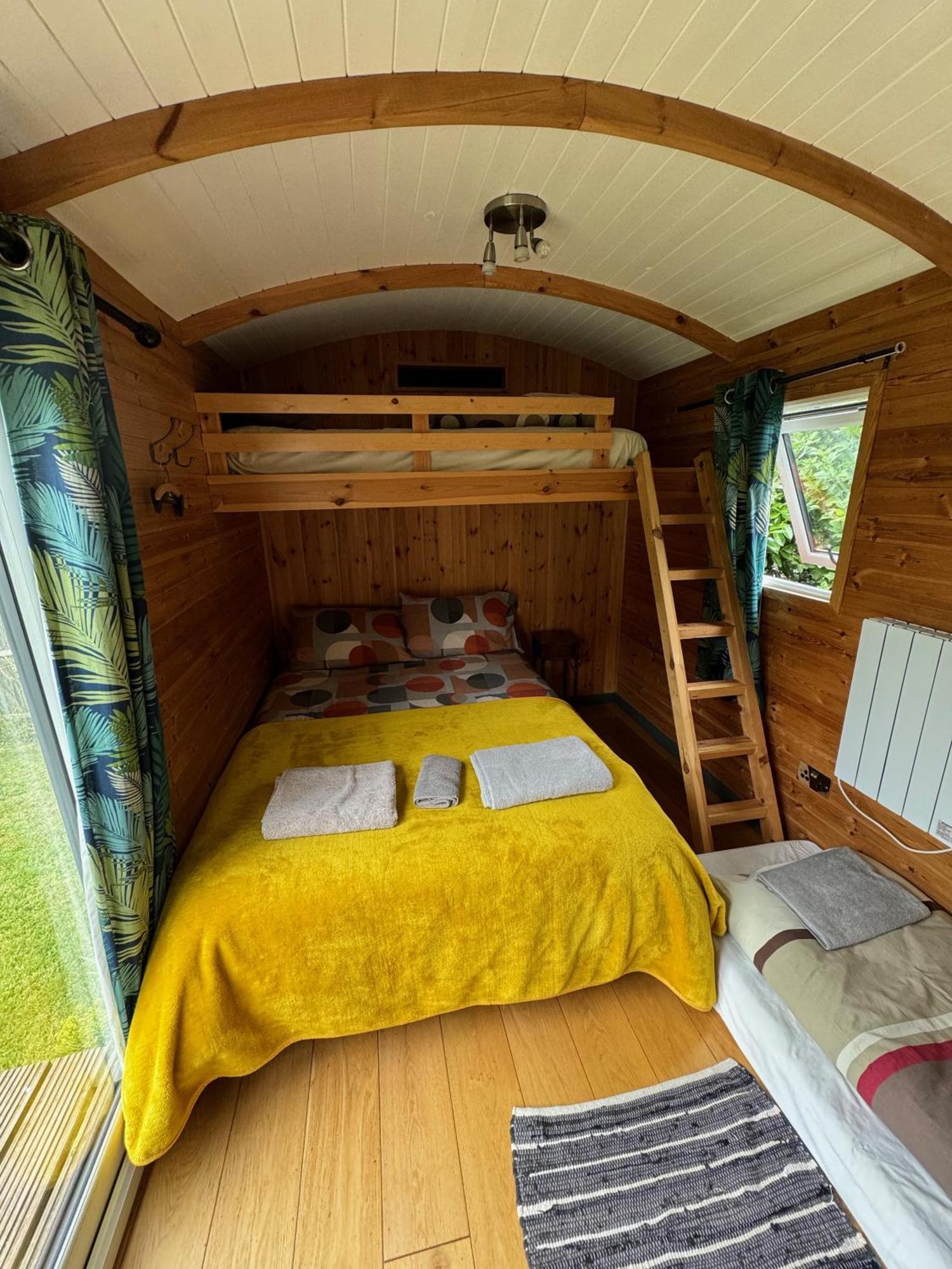Unique Sheperds Hut Private Hot Tub, Ensuite & Kitchenette Clodock Zewnętrze zdjęcie