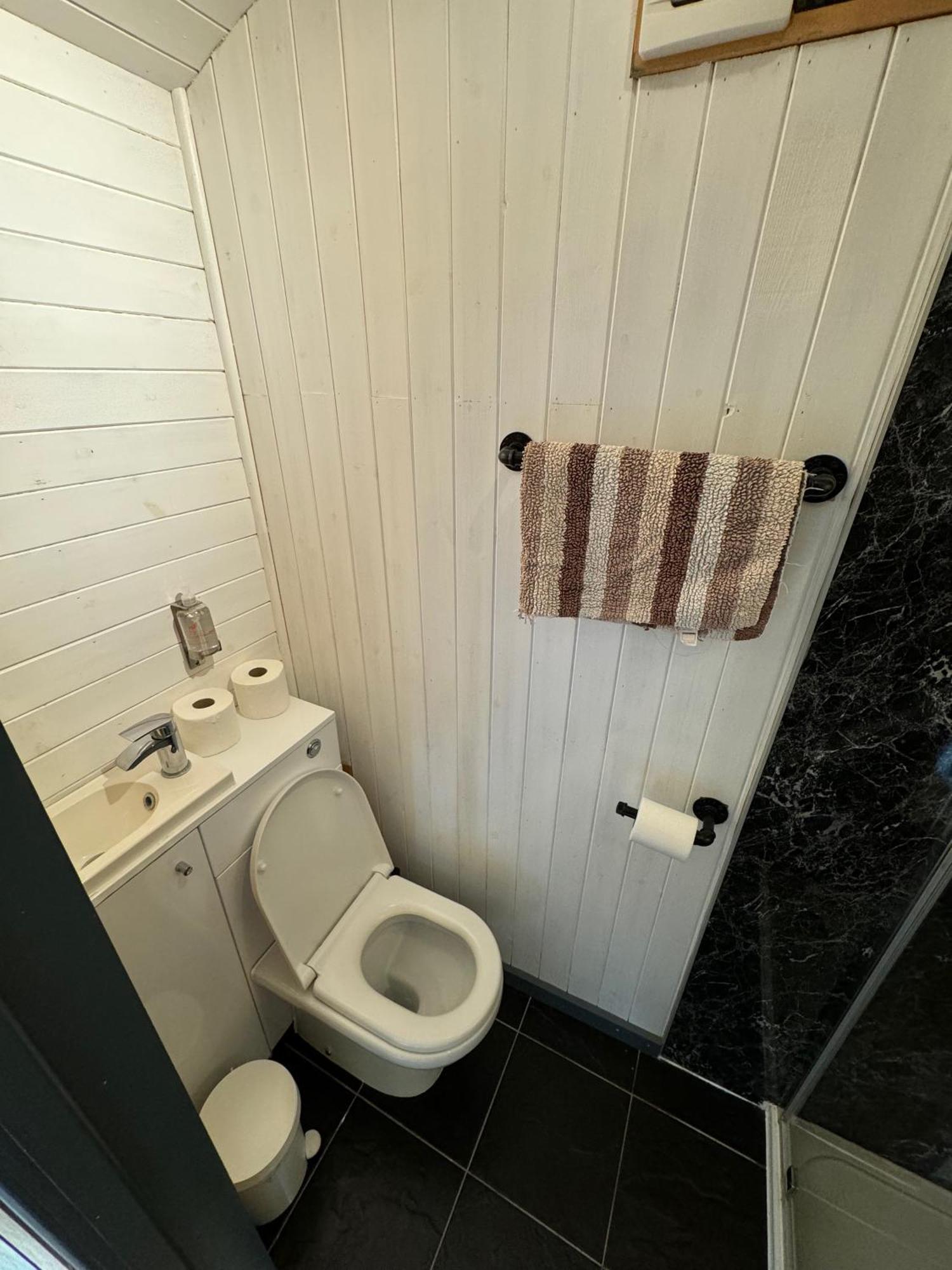 Unique Sheperds Hut Private Hot Tub, Ensuite & Kitchenette Clodock Zewnętrze zdjęcie