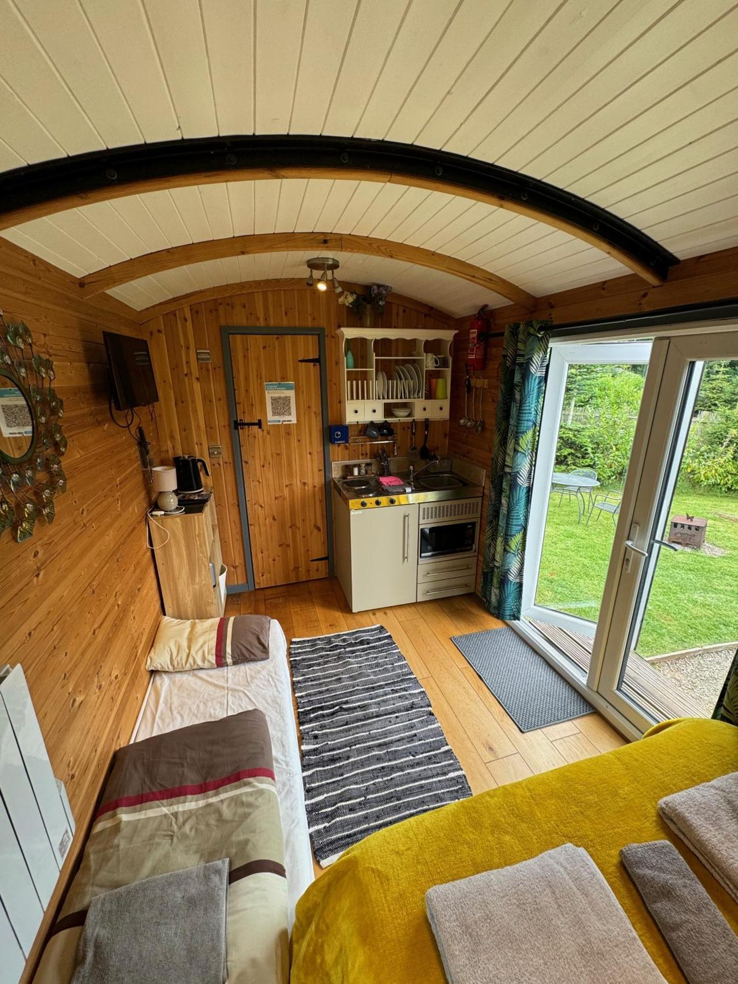 Unique Sheperds Hut Private Hot Tub, Ensuite & Kitchenette Clodock Zewnętrze zdjęcie